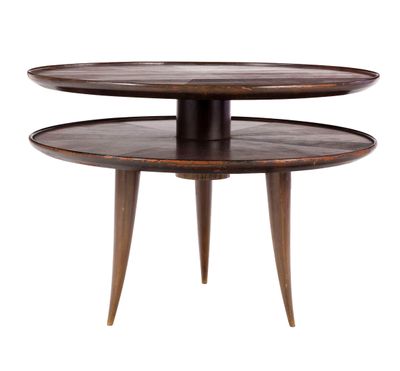 une table en bois surmontée de trois plateaux superposés