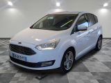 le ford c - max blanc est garé sur un sol en damier