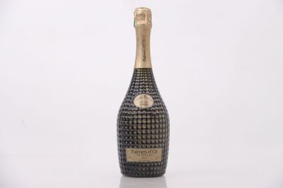 gros plan d'une bouteille de champagne sur une surface blanche