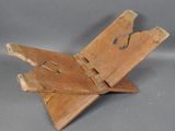 un petit avion en bois posé sur une table