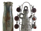 deux vases posés l'un à côté de l'autre sur une table