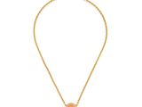 un collier en or avec un pendentif en pierre orange, monté sur une chaîne en or