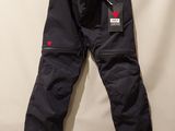 un pantalon de ski accroché au mur