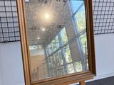 une photo d'un chevalet sur lequel est posé un miroir