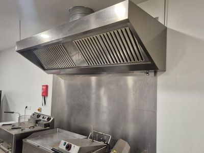 une cuisine équipée d'une cuisinière, d'un four et d'autres appareils électroménagers