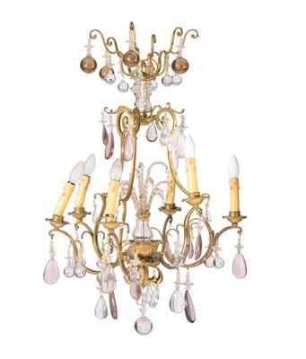 l'image d'un lustre avec cinq lumières suspendues au plafond