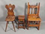 deux chaises en bois et un tabouret placés les uns à côté des autres