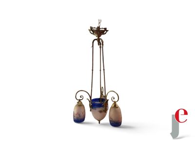 une image représentant un lustre auquel sont suspendus trois vases bleus, accrochés à ses bras