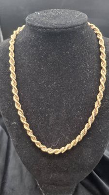 un collier de corde en or sur un mannequin mannequin mannequin mannequin mannequin mannequin mannequin mannequin mannequin mannequin