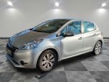 la voiture argentée est garée sur un sol en damier dans le garage