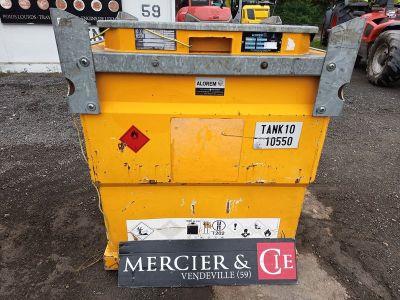 une machine jaune qui est garée dans la poussière