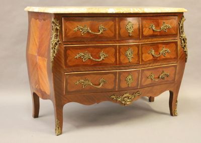 Commode galbée trois faces, en placage de bois précieux, ouv…