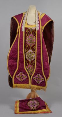 Lot comprenant deux chasubles de forme française, l'une en d…