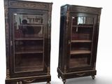 paire de bibliothèques anciennes peintes en noir et or, avec des portes vitrées
