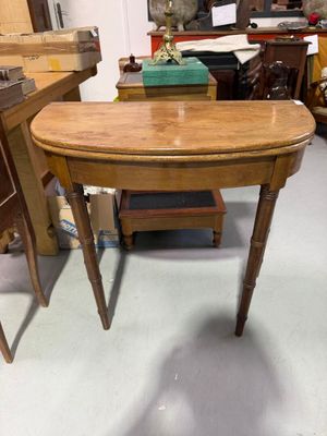 une petite table sur laquelle est posée une lampe, dans une pièce
