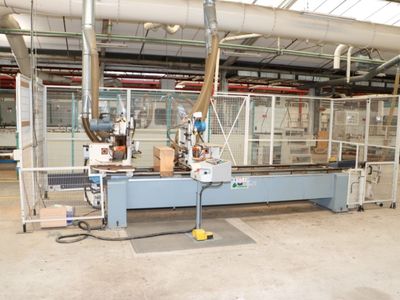 une machine qui usine un morceau de bois dans une usine