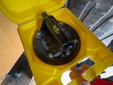 une personne tenant une boîte jaune dans laquelle se trouve un roitelet