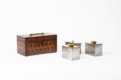 deux boîtes en argent et en bois munies de poignées, posées sur une surface blanche