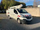 une camionnette blanche garée sur le parking