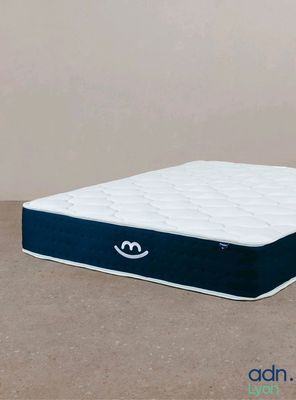 une image représentant un matelas sur lequel figure un smiley