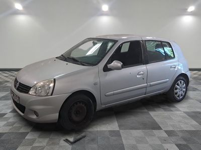 la photo d'une voiture argentée garée dans un garage