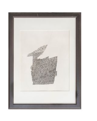 un dessin en noir et blanc représentant un oiseau survolant un immeuble