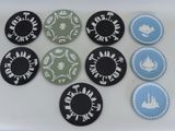 six sous-verres noirs et bleus ornés de motifs blancs