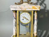 une horloge posée sur une table