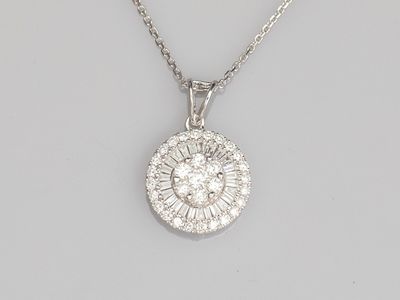 un pendentif en or blanc et diamants sur une chaîne
