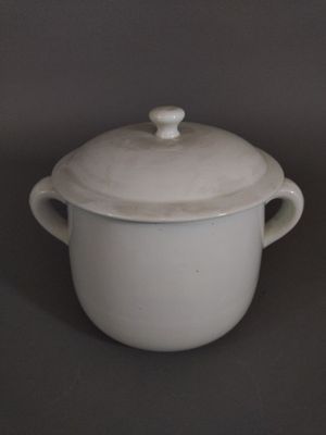 LIMOGES, Frugier, grand pot couvert en porcelaine à deux ans…