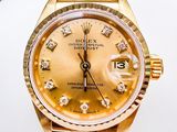 une montre Rolex en or avec des diamants sur le cadran