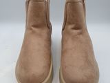 l'arrière d'une paire de bottines en daim beige