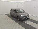 la voiture grise est garée dans le garage sur le sol en damier