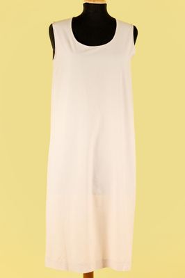 une robe blanche posée sur un mannequin, sur fond jaune