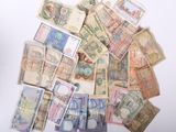 une liasse de billets posée sur une table