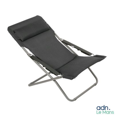 une image représentant une chaise de jardin pliante sur fond blanc
