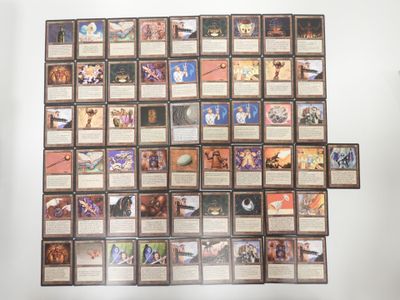une photo d'une photo montrant un tas de cartes