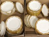 de nombreuses assiettes et tasses dans une boîte posée sur la table