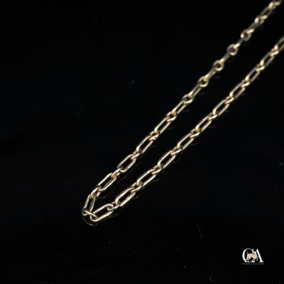 un gros plan d'un collier avec une chaîne sur fond noir