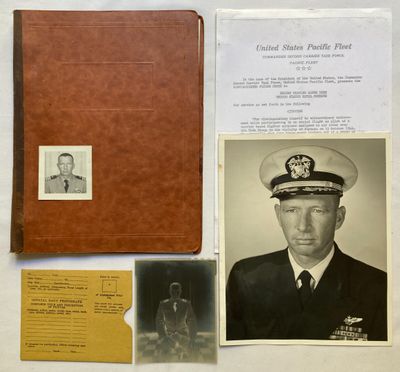 une vieille photo d'un homme en uniforme militaire à côté d'un livre