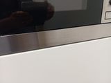 une personne en train de prendre une photo de l'intérieur d'un micro-ondes