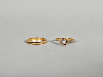 une paire de bagues en or sur un fond blanc