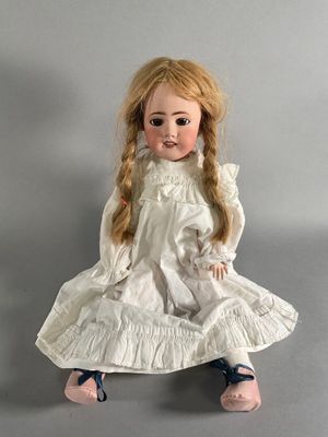 Poupée en porcelaine, corps en bois, avec bras et jambes art…