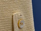 un gros plan d'une veste tricotée ornée d'un bouton