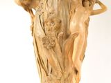 un grand vase orné d'une statue représentant une femme