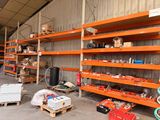 de nombreuses étagères sur lesquelles sont disposés différents types d'outils