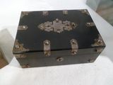 une petite boîte noire posée sur une table blanche