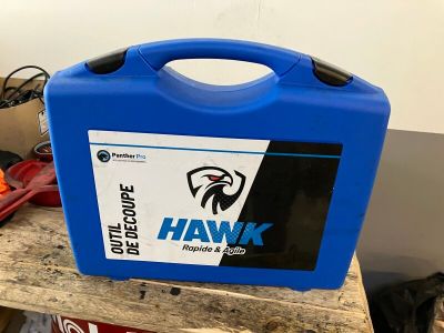 un étui bleu orné d'un logo représentant un faucon