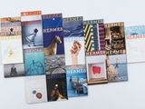 un grand nombre de livres posés sur une table blanche