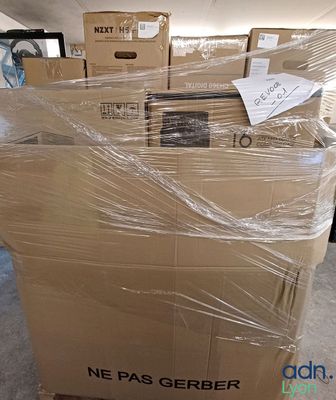 un grand carton contenant de nombreux cartons emballés dans du plastique